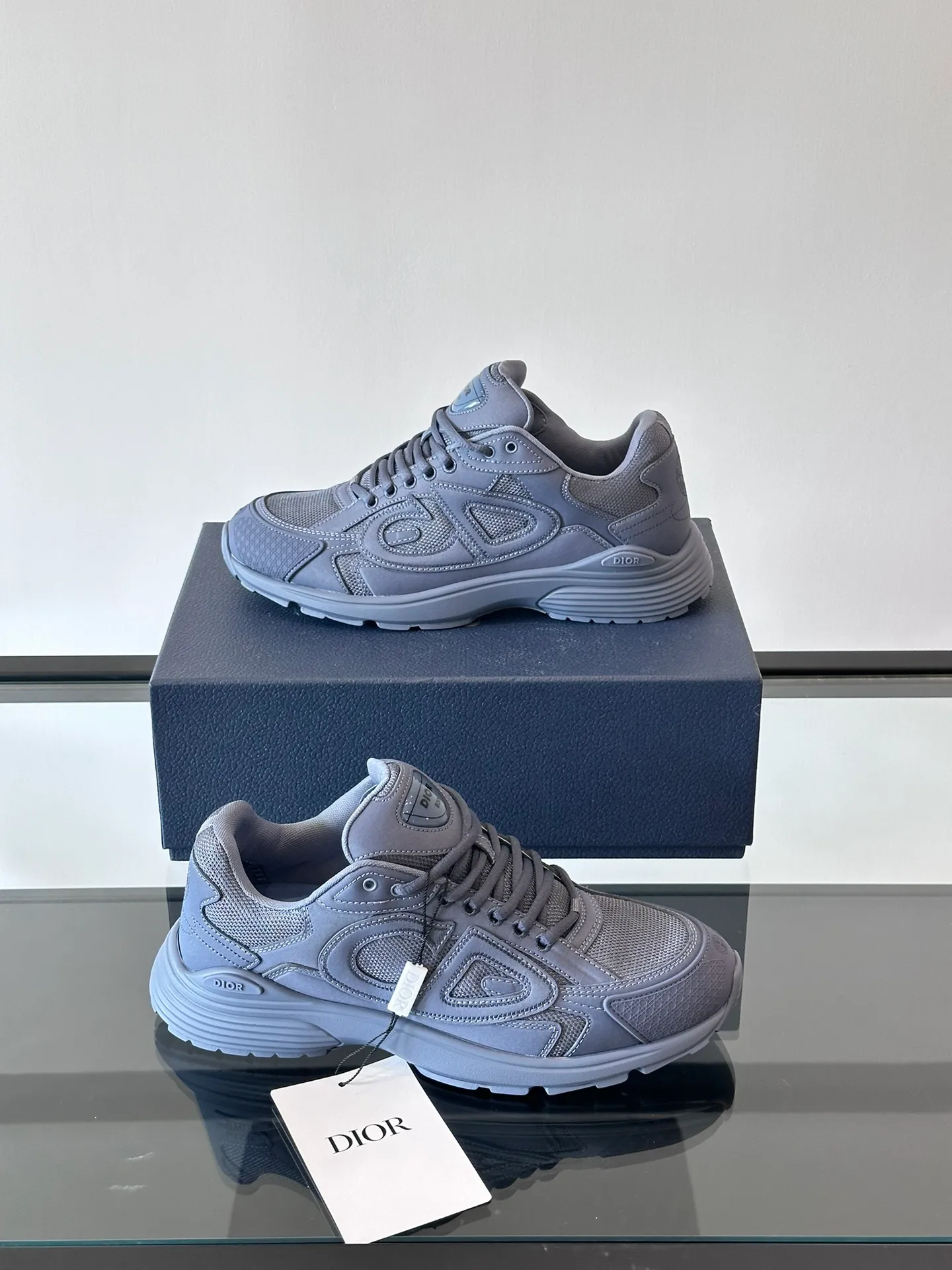 p400《Dio*》Dior B30 series sports shoes, multi-color mesh fabric and multi-color technical fabrics, this season's new B30 low-top sports shoes are one of the flagship styles of the series. Crafted from multicolor mesh and technical fabrics, it's finished with a reflective "CD30" graphic and silver-toned "DIOR B30" and "CD30" logos on the heel and tongue. An extra-light, sculpted rubber sole with signature accents adds style, while internal stretch details create ideal comfort. It can be matched with various casual styles to show a fashionable and modern sports style. Size: 38-44 (45-46 customized)